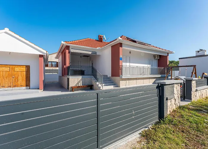 Hébergement de vacances 3 Bedroom Cozy In Biograd Na Moru
