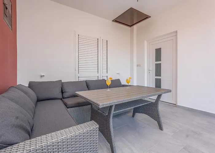 3 Bedroom Cozy In *