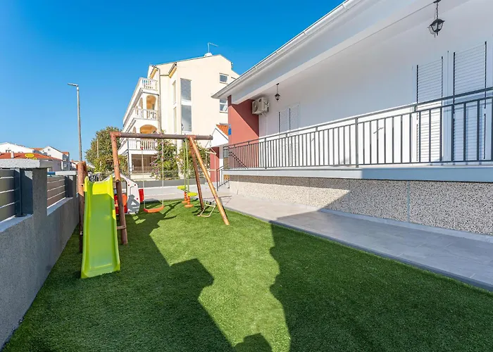 בית נופש 3 Bedroom Cozy In ביוגראד נה מורו