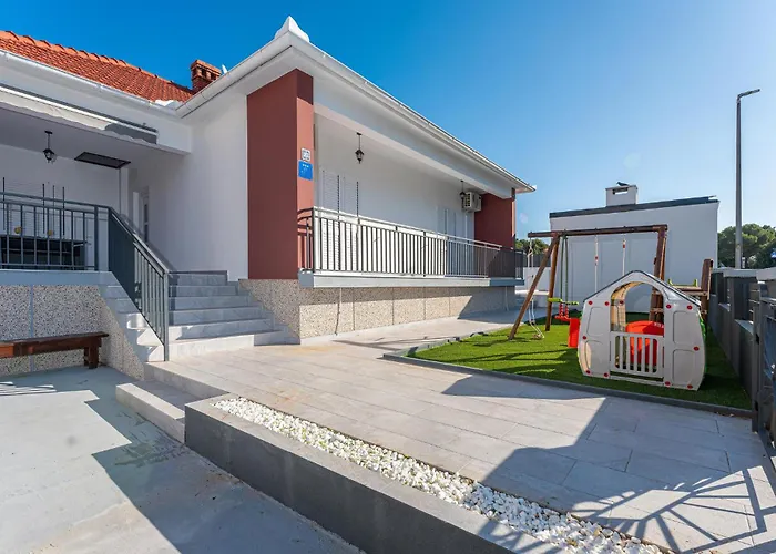 3 Bedroom Cozy In *