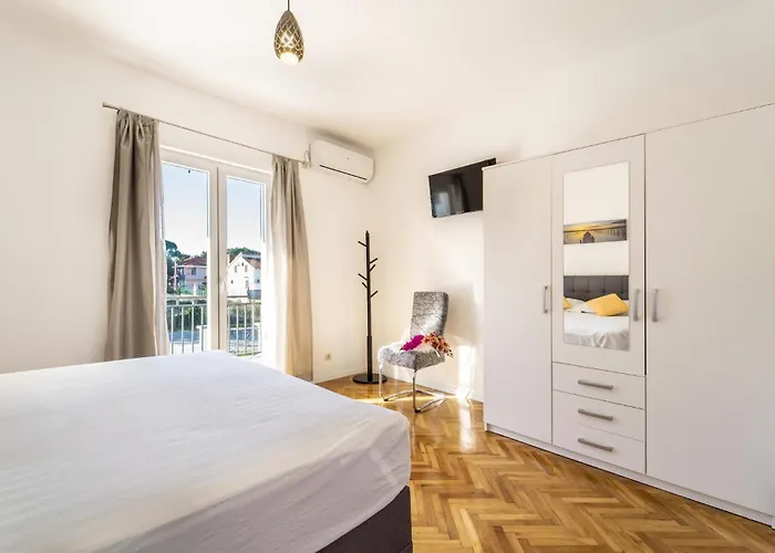 3 Bedroom Cozy In * 비오그라드나모루